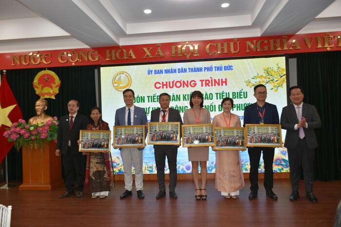 Chủ tịch Ủy ban Nhân dân thành phố Thủ Đức Hoàng Tùng tặng quà lưu niệm cho đại diện bà con kiều bào tham dự Xuân Quê hương 2024.