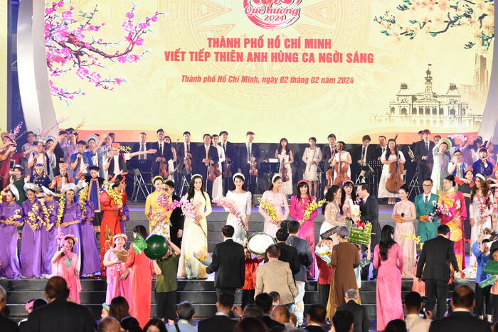 Chủ tịch nước và Phu nhân cùng bà con kiều bào tặng hoa cho các nghệ sĩ tại chương trình