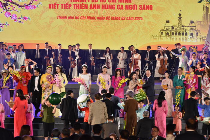 Chủ tịch nước và Phu nhân cùng bà con kiều bào tặng hoa cho các nghệ sĩ tại chương trình