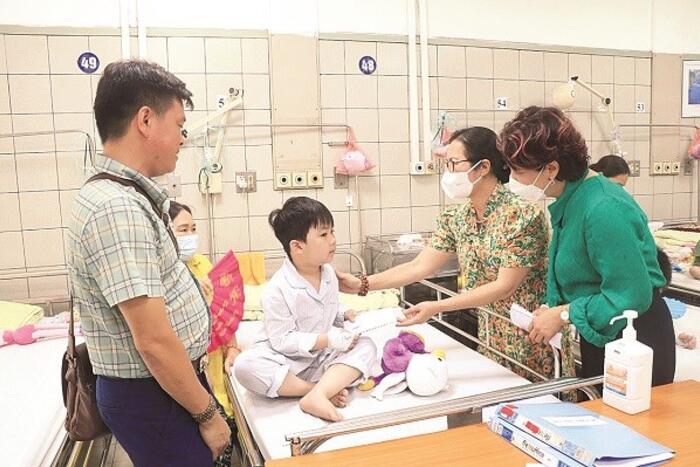 Bà Trần Thị Chang - Chủ tịch Hiệp hội hữu nghị Malaysia - Việt Nam (người phía trong) và TBT Báo Phụ nữ Thủ đô Lê Quỳnh Trang tới thăm, trao kinh phí hỗ trợ cho các nạn nhân trong vụ hỏa hoạn ở Thanh Xuân (Hà Nội) đang điều trị tại Bệnh viện Bạch Mai tháng 9/2023