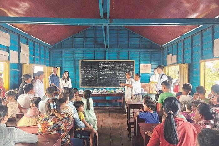 Thứ trưởng Lê Thị Thu Hằng và đoàn công tác Bộ Ngoại giao thăm bà con và lớp học trên Biển Hồ tại làng nổi Kbal Tao, tỉnh Battambang tháng 12/2023.