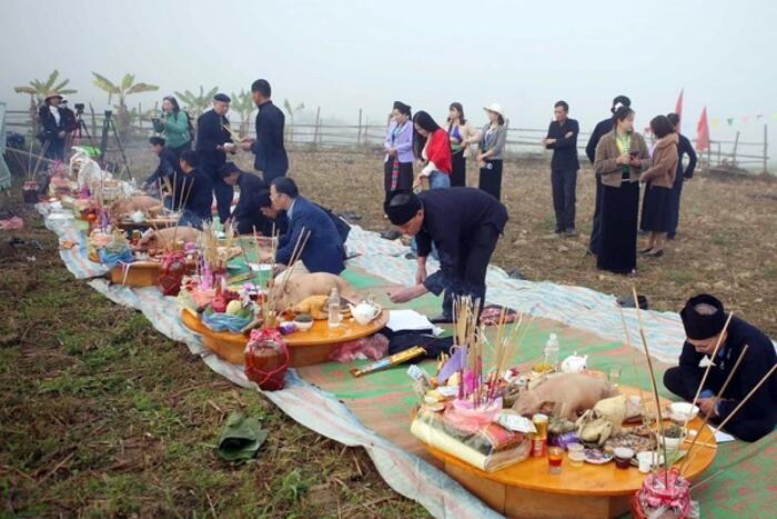 Nghi lễ cúng tại cánh đồng trong Lễ hội Lùng Tùng của dân tộc Thái ở Than Uyên, tỉnh Lai Châu. Ảnh: Quý Trung/ TTXVN