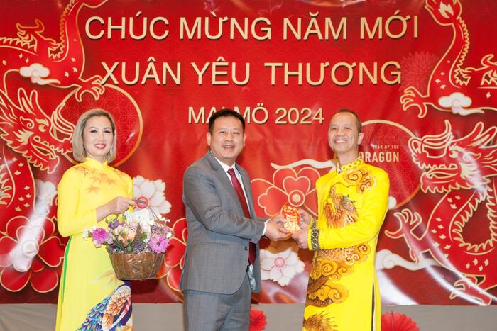 Đại sứ Trần Văn Tuấn chúc mừng lãnh đạo Hội Văn hóa Việt Nam tại Thụy Điển và Hội Phụ nữ Việt Nam tại Thụy Điển . Ảnh: Văn Sơn