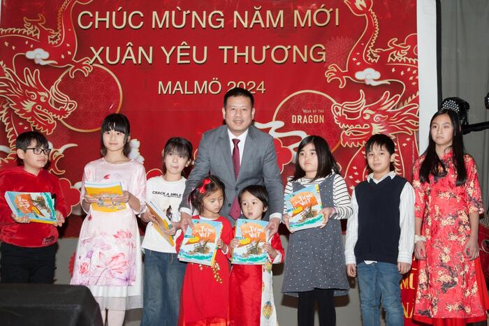 Đại sứ Trần Văn Tuấn tặng sách học tiếng Việt cho các cháu thiếu nhi tại Malmo Ảnh: Văn Sơn