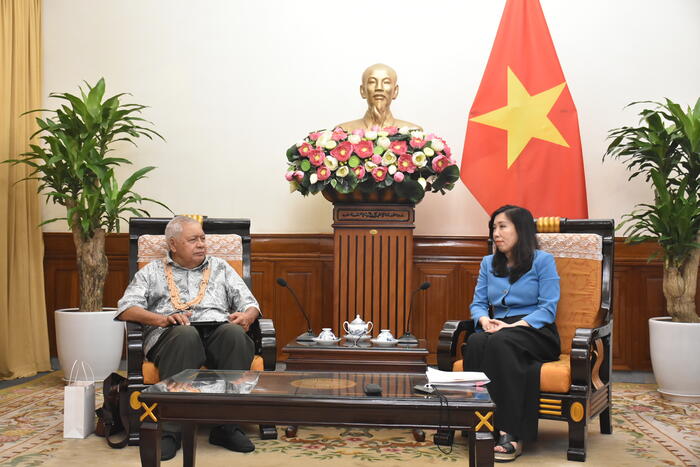 Thứ trưởng Lê Thị Thu Hằng trao đổi với ông Van Cam Charles (cháu nội Cụ Kỳ Đồng Nguyễn Văn Cẩm)