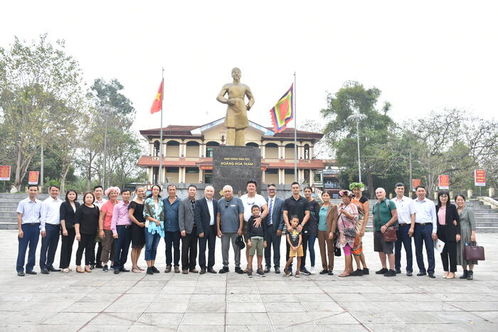 Đoàn chụp ảnh lưu niệm tại Khu di tích Đền Thề, Yên Thế , Bắc Giang