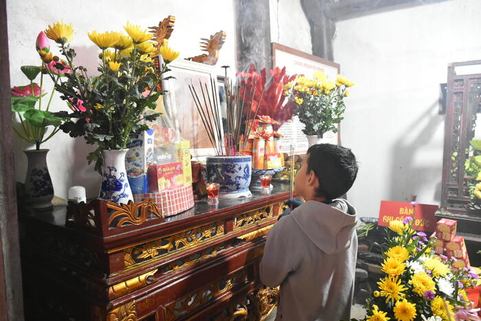 Các thành viên dâng hương tại ban thờ Cụ Kỳ Đồng tại Đình Ngọc Liễn,  Xã Văn Cẩm
