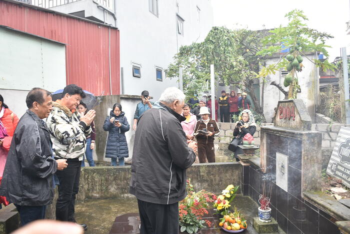 Các thành viên dâng hương tại mộ phần thân phụ Cụ Kỳ Đồng