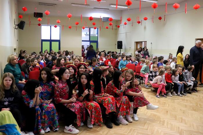 Phụ huynh và học sinh tham dự Tuần lễ Văn hóa Việt Nam