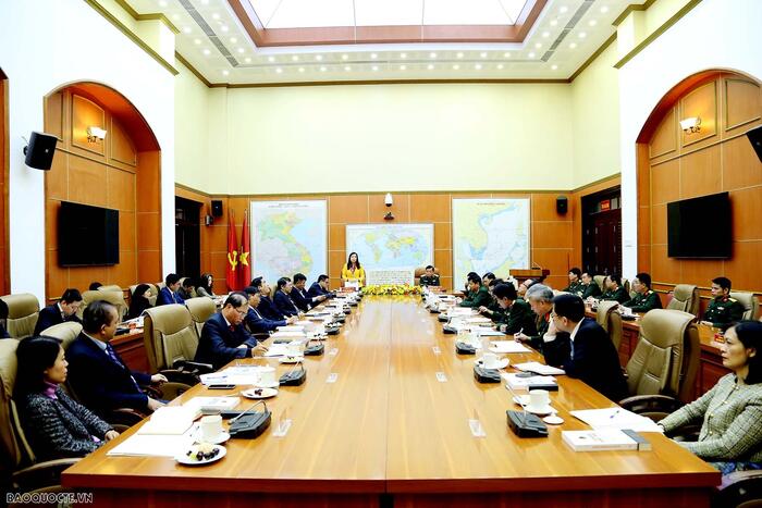 Thứ trưởng Ngoại giao Lê Thị Thu Hằng phát biểu tại buổi làm việc giữa đoàn Trưởng Cơ quan đại diện Việt Nam ở nước ngoài với Bộ Quốc phòng