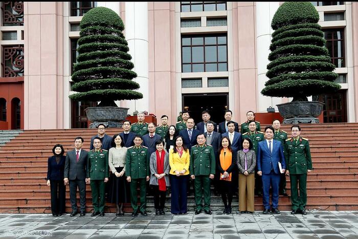 Thượng tướng Hoàng Xuân Chiến, Thứ trưởng Bộ Quốc phòng và Thứ trưởng Ngoại giao Lê Thị Thu Hằng chụp ảnh lưu niệm với Đoàn các Trưởng Cơ quan đại diện Việt Nam ở nước ngoài.