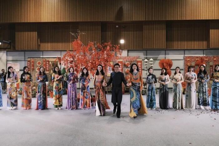 Tiết mục trình diễn thời trang áo dài mang đậm nét văn hóa dân tộc Việt Nam. Ảnh: TTXVN phát