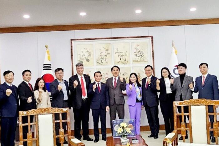 Đoàn công tác chụp ảnh lưu niệm với Thống đốc Gangwon Kim Jin Tae. Nguồn: VKBIA