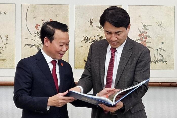 Bí thư Tỉnh ủy Yên Bái Đỗ Đức Duy tặng sách Thống đốc Gangwon Kim Jin Tae. Nguồn: VKBIA