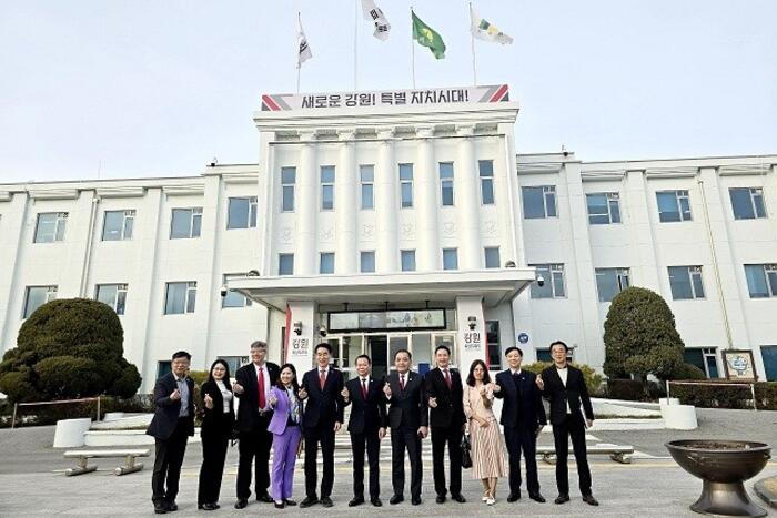 Đoàn công tác chụp ảnh lưu niệm với Phó Thống đốc Gangwon Kim Myung Sun. Nguồn: VKBIA