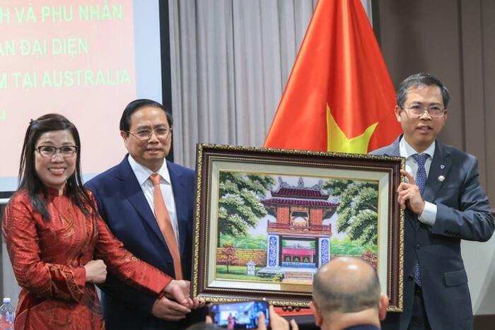 Thủ tướng và Phu nhân tặng quà lưu niệm cho Đại sứ quán Việt Nam và đại diện cộng đồng người Việt Nam tại Australia. Ảnh: VGP/Nhật Bắc