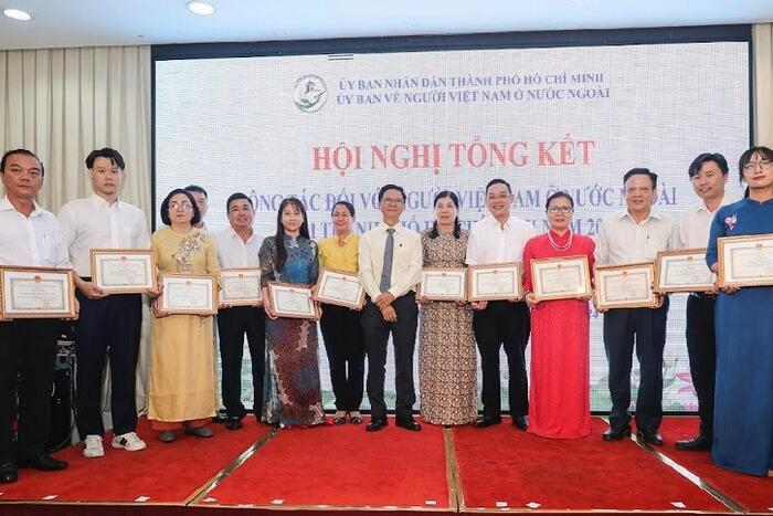 Ủy ban về NVNONN TP. Hồ Chí Minh đã trao bằng khen cho các cá nhân, tập thể tích cực tham gia và đóng góp cho công tác NVNONN TP. Hồ Chí Minh năm 2023. Nguồn: BTC