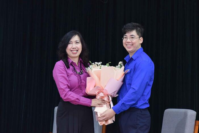 Đại diện Chi Đoàn UBNV tặng hoa Thứ trưởng Lê Thị Thu Hằng