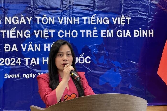Bà Lê Thị Minh Phương, Chủ tịch Hội người Việt Nam tại Hàn Quốc, phát biểu tại buổi lễ