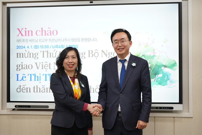 Thứ trưởng Lê Thị Thu Hằng và Thị trưởng Naju -Yoon Byung Tae