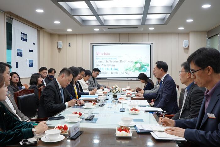 Quang cảnh buổi làm việc của Đoàn công tác với Thị trưởng Naju