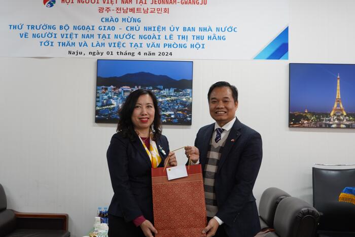 Thứ trưởng Lê Thị Thu Hằng tặng quà lưu niệm cho  Hội người VN tại Jeonam Gwang Ju. 