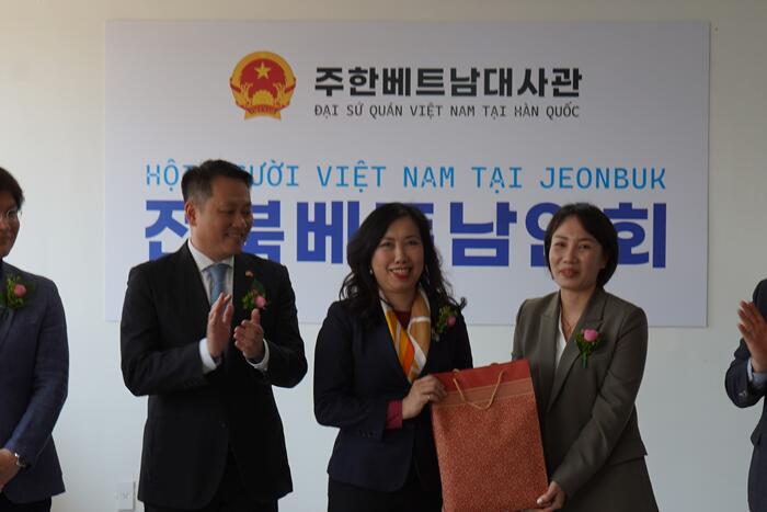 Thứ trưởng Lê Thị Thu Hặng tặng quà lưu niệm cho Hội người Việt Nam tại Jeonbuk