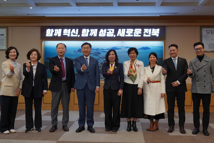 Thứ trưởng Lê Thị Thu Hằng và Tỉnh trưởng Jeonbuk - Kim Kwan Yeong và Đoàn công tác chụp ảnh lưu niệm