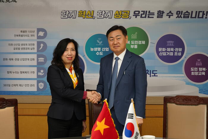Thứ trưởng Lê Thị Thu Hằng và Tỉnh trưởng Jeonbuk - Kim Kwan Yeong