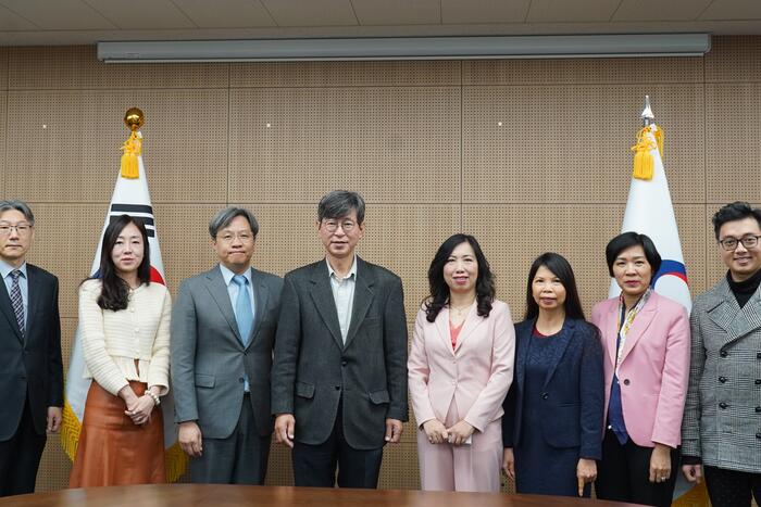 Thứ trưởng Lê Thị Thu Hằng và ông Lee Gi Cheol cùng Đoàn công tác chụp ảnh lưu niệm