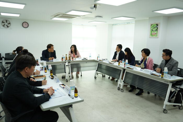 Đoàn đến thăm và làm việc với Trung tâm Hỗ trợ người nước ngoài tại Seoul