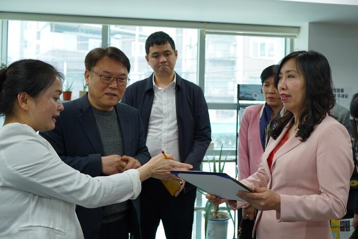Đoàn đến thăm và làm việc với Trung tâm Hỗ trợ người nước ngoài tại Seoul