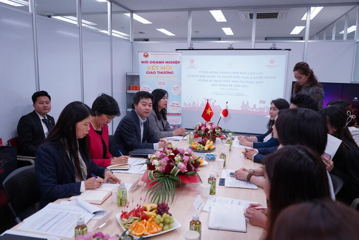 Thứ trưởng Lê Thị Thu Hằng và đoàn công tác làm việc Hiệp hội doanh nghiệp Việt Nam tại Nhật Bản