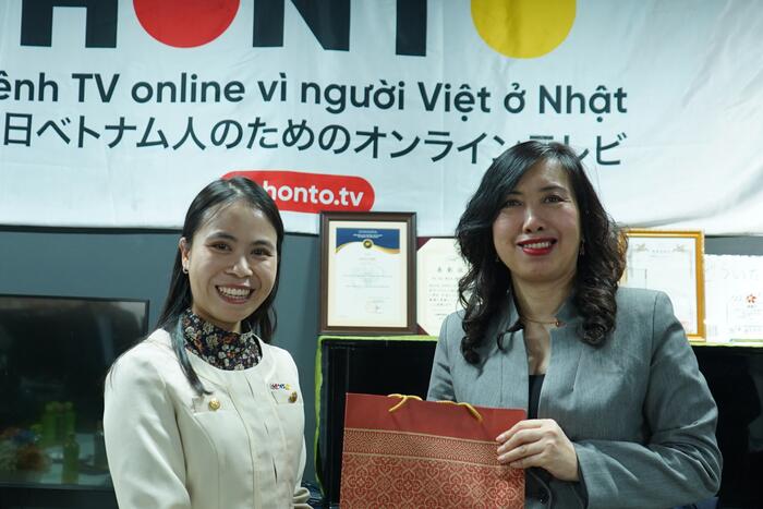 Thứ trưởng Lê Thị Thu Hằng tặng quà cho đại diện HONTO TV