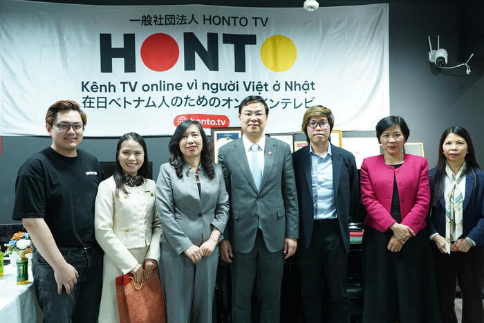 Thứ trưởng Bộ Ngoại giao Lê Thị Thu Hằng, Đại sứ Phạm Quang Hiệu và Đoàn công tác chụp ảnh lưu niệm tại văn phòng HONTO TV