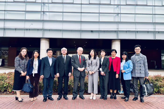 Thứ trưởng Lê Thị Thu Hằng và đoàn công tác chụp ảnh lưu niệm cùng với đại diện Hiệp hội người Nhật Bản ở nước ngoài