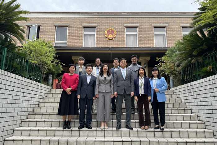 Đoàn công tác chụp ảnh lưu niệm cùng cán bộ Đại sứ quán Việt Nam tại Nhật Bản