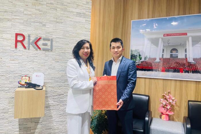 Thứ trưởng Lê Thị Thu Hằng tặng quà lưu niệm cho đại diện chuyên gia, trí thức Việt Nam tại Nhật Bản