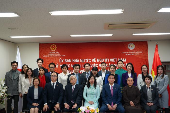 Thứ trưởng Lê Thị Thu Hằng và Đại sứ Phạm Quang Hiệu chụp ảnh lưu niệm với đại diện 10 hội đoàn người Việt Nam tại Nhật Bản