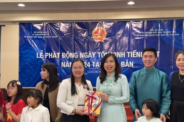 Thứ trưởng Lê Thị Thu Hằng tặng thầy cô giáo và học sinh những bộ sách tiếng Việt