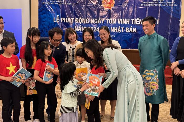 Thứ trưởng Lê Thị Thu Hằng tặng thầy cô giáo và học sinh những bộ sách tiếng Việt