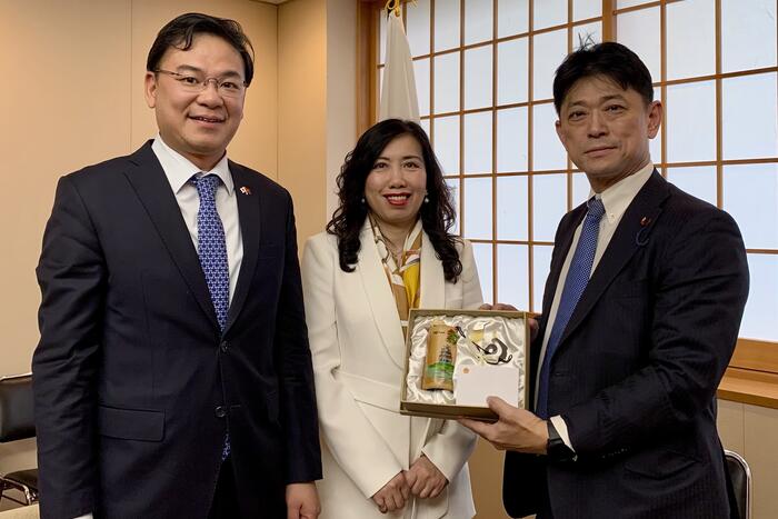 Thứ trưởng Lê Thị Thu Hằng tặng quà lưu niệm Thứ trưởng Komura Masahiro
