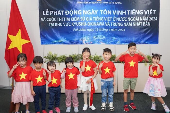 Các em nhỏ người Việt tại Lễ phát động