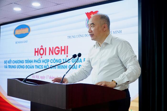 Ông Nguyễn Mạnh Đông trình bày báo cáo tổng kết phối hợp công tác giữa hai cơ quan