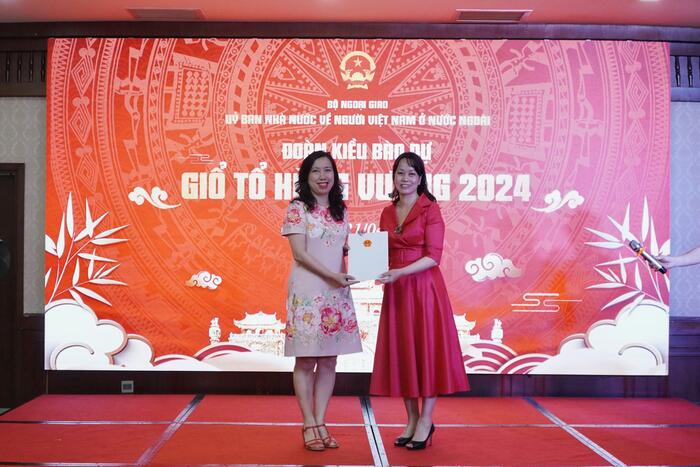 Thứ trưởng Lê Thị Thu Hằng đã trao Thư chúc mừng động viên bà Cao Hồng Vinh