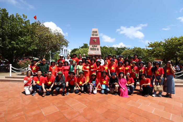 Đoàn công tác của Ủy ban Nhà nước về người Việt Nam ở nước ngoài và đại biểu kiều bào chụp ảnh lưu niệm tại Thị trấn Trường Sa. Ảnh: Phan Hải