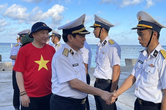 Chuẩn đô đốc Phạm Văn Luyện, Phó chủ nhiệm Chính trị Quân chủng Hải quân dẫn đầu thăm, kiểm tra một số đảo thuộc quần đảo Trường Sa. Ảnh: Mai Chi