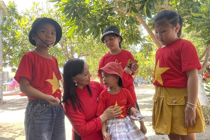 Chị Nguyễn Thị Dung, kiều bào tại Séc, trò chuyện với các em bé Trường Sa. Ảnh: Mai Chi