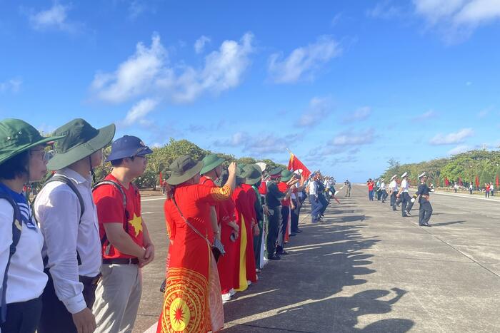 Kiều bào tham dự lễ mít tinh và diễu hành kỷ niệm 49 năm giải phóng quần đảo Trường Sa tại thị trấn Trường Sa - Ảnh: Mai Chi