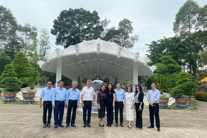 Đoàn chụp ảnh lưu niệm tại Khu di tích Cụ Phó bảng Nguyễn Sinh Sắc tại tỉnh Đồng Tháp